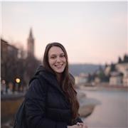 Laureata in Filosofia impartisce lezioni di Storia e Filosofia a studentesse e studenti delle superiori